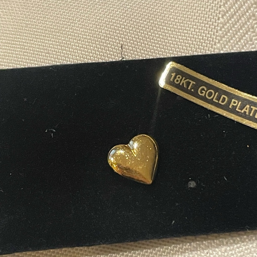 18K gold plated heart tie tack or lapel pin men - Picture 2 of 2